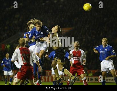 Matthew Heath von Leicester City schlägt beim Coca-Cola Championship-Spiel im Walkers Stadium, Leicester, den Torhüter von Coventry City, Luke Steele, um das dritte Tor zu schießen. KEINE INOFFIZIELLE NUTZUNG DER CLUB-WEBSITE. Stockfoto