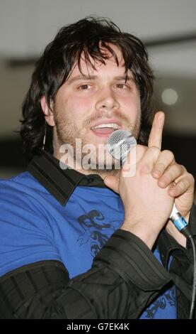 Sänger Daniel Bedingfield bei einem Auftritt im HMV Music Store in der Oxford Street im Zentrum von London, um eine kostenlose Show für Fans aufzuführen und Kopien seines neuesten Albums 'Second First Impression' zu signieren. Stockfoto