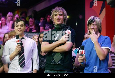 (Von links nach rechts) Matt Willis, Charlie Simpson und James Bourne von der Popgruppe Busted während ihres Gastauftritts auf MTV's TRL - Total Request Live - Show in ihren neuen Studios am Leicester Square im Zentrum von London. Stockfoto