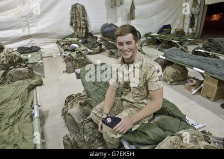 Der Korporal Thomas Warner 23 aus Port Talbot der 1. Dragoon Guards der Königin sitzt in einer provisorischen Zeltunterkunft im Camp Bastion, während sich die Truppen darauf vorbereiten, aus dem Lager in der Provinz Helmand, Afghanistan, zurückzuziehen und nach Großbritannien zurückzukehren. Stockfoto