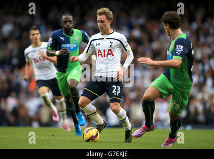 Fußball - Barclays Premier League - Tottenham Hotspur gegen Newcastle United - White Hart Lane. Tottenham Hotspur's Christian Eriksen (Mitte) in Aktion während des Spiels der Barclays Premier League in der White Hart Lane, London. Stockfoto