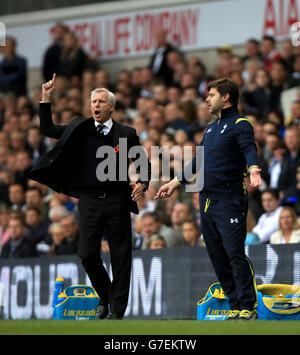 Alan Pardew, Manager von Newcastle United, und Mauricio Pochettino, Manager von Tottenham Hotspur (rechts), auf der Touchline während des Spiels der Barclays Premier League in der White Hart Lane, London. Stockfoto