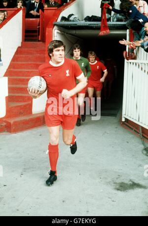 Emlyn Hughes, Kapitän des FC Liverpool, führt seine Seite in Anfield an. Stockfoto