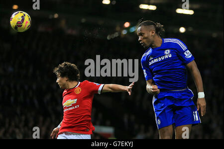 Fußball - Barclays Premier League - Manchester United gegen Chelsea - Old Trafford. Chelsea's Didier Drogba erzielt das erste Tor seiner Seite Stockfoto