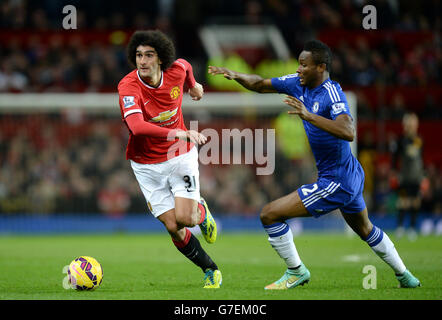 Marouane Fellaini von Manchester United (links) und Jon Obi Mikel von Chelsea (rechts) kämpfen während des Spiels der Barclays Premier League in Old Trafford, Manchester, um den Ball. Stockfoto