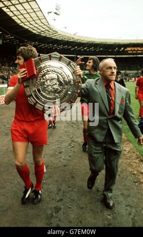 Der scheidende Liverpooler Manager Bill Shankly und der Clubkapitän Emlyn Hughes ziehen den FA Charity Shield in Wembley vor, nachdem sie Leeds United in einem Elfmeterschießen besiegt hatten, nachdem das Spiel mit 1:1 beendet war. Stockfoto