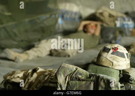 NUR FÜR ÜBERSEE: Soldaten, die mit Bravo Company aus dem 1. Bataillon der Schwarzen Uhr im Camp Dogwood bei Al Mahmudia eingesetzt werden, machen Sie eine wohlverdiente Pause, in einem ehemaligen Munitionsbunker an ihrer vorwärts operierenden Basis. Stockfoto