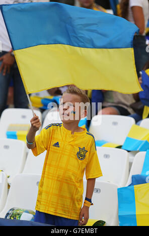 MARSEILLE, Frankreich - 21. Juni 2016: Junger ukrainische Fan zeigt seine Unterstützung während der UEFA EURO 2016 Spiel Ukraine V Polen im Stade Velodrome in Marseille Stockfoto