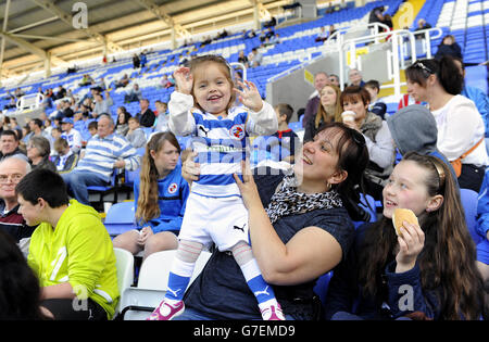 Fußball - Reading FC Tag der offenen Tür - Madejski Stadium. Leserfans sehen sich die offene Trainingseinheit an Stockfoto