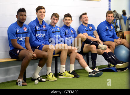 Fußball - Reading FC Tag der offenen Tür - Madejski Stadium. Spieler beim Training in Innenräumen lesen Stockfoto