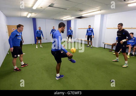 Fußball - Reading FC Tag der offenen Tür - Madejski Stadium. Spieler beim Training in Innenräumen lesen Stockfoto