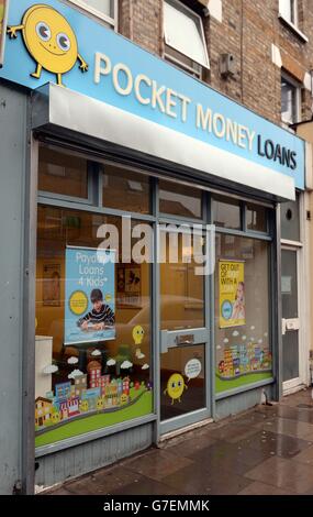 Ein allgemeiner Blick auf Darren Cullens Pop-up-Shop Pocket Money Loans auf der Stroud Green Road im Norden Londons, der sich über die umstrittenen Zahltag-Kreditgeschäfte lustig macht, die auf den meisten Hauptstraßen erscheinen. Stockfoto