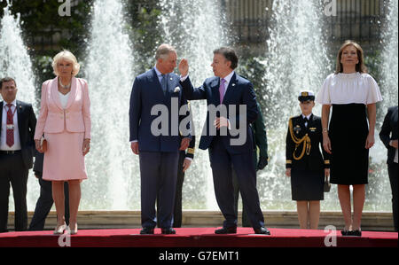 Der Prinz von Wales und die Herzogin von Cornwall werden am zweiten Tag ihrer Reise nach Kolumbien und Mexiko von Präsident Juan Manuel Santos und seiner Frau Maria im Präsidentenpalast in Bogota, Kolumbien, offiziell begrüßt. Stockfoto