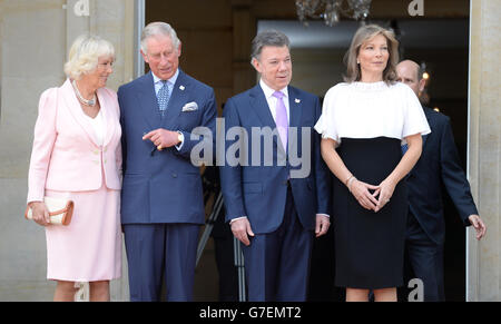 Der Prinz von Wales und die Herzogin von Cornwall werden am zweiten Tag ihrer Reise nach Kolumbien und Mexiko von Präsident Juan Manuel Santos und seiner Frau Maria im Präsidentenpalast in Bogota, Kolumbien, offiziell begrüßt. Stockfoto