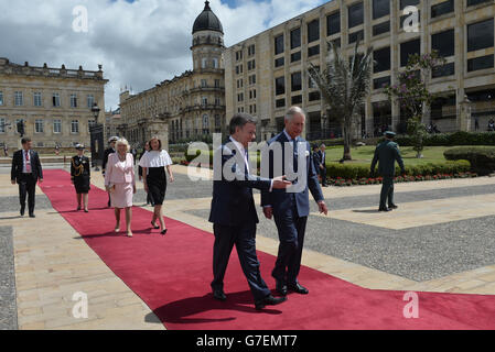 Der Prinz von Wales und die Herzogin von Cornwall werden am zweiten Tag ihrer Reise nach Kolumbien und Mexiko von Präsident Juan Manuel Santos und seiner Frau Maria im Präsidentenpalast in Bogota, Kolumbien, offiziell begrüßt. Stockfoto