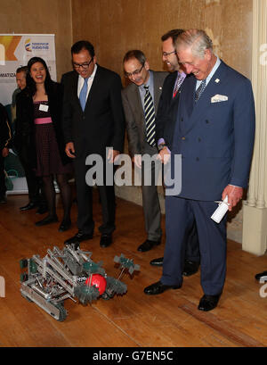 Der Prinz von Wales wird Robots während einer Präsentation von SENA in einer 'Skill School' in Bogota, Kolumbien, am zweiten Tag der Tour des Prinzen von Wales und der Herzogin von Cornwall nach Kolumbien und Mexiko gezeigt. Stockfoto