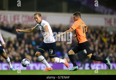 Tottenham Hotspur's Harry Kane (links) und Brighton & Hove Albion's Jake Forster-Caskey (rechts) kämpfen während des Capital One Cup Fourth Round Matches in der White Hart Lane, London, um den Ball. Stockfoto