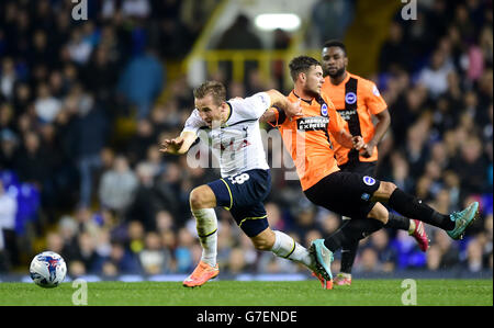 Tottenham Hotspur's Harry Kane (links) und Brighton & Hove Albion's Jake Forster-Caskey (rechts) kämpfen während des Capital One Cup Fourth Round Matches in der White Hart Lane, London, um den Ball. Stockfoto