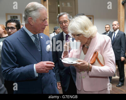 Der Prinz von Wales und die Herzogin von Cornwall trinken kolumbianischen Kaffee bei einem Besuch einer "Skill School" in Bogota, am zweiten Tag der Reise des Prinzen von Wales und der Herzogin von Cornwall nach Kolumbien und Mexiko. Stockfoto