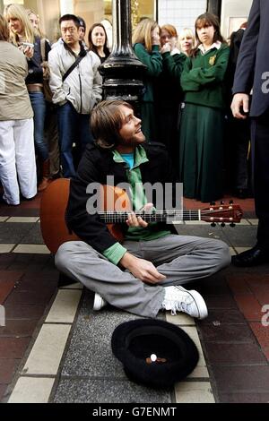 Brian McFadden als Straßenmusikant Stockfoto