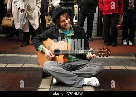 Brian McFadden, irischer Popstar und ehemaliges Mitglied der Chartstürmer-Boyband Westlife, auf dem Bild in der Dubliner Grafton Street, wo er sich bei der GMTV'S Entertainment Today-Sendung versuchte. Die Zuschauer werden sehen können, wie er es gemacht hat, als die Sendung am Freitag, den 19. November 2004, ausgestrahlt wird. Stockfoto