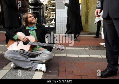 Brian McFadden, irischer Popstar und ehemaliges Mitglied der Chartstürmer-Boyband Westlife, auf dem Bild in der Dubliner Grafton Street, wo er sich bei der GMTV'S Entertainment Today-Sendung versuchte. Die Zuschauer werden sehen können, wie er es gemacht hat, als die Sendung am Freitag, den 19. November 2004, ausgestrahlt wird. Stockfoto