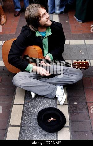 Brian McFadden als Straßenmusikant Stockfoto