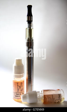 01/11/14 eine E-Zigarette und Flüssigkeit Nachfüllflaschen, wie neue Zahlen zeigen, dass elektronische Zigaretten wurden in Verbindung mit mehr als 100 Bränden in Großbritannien seit 2012. Stockfoto