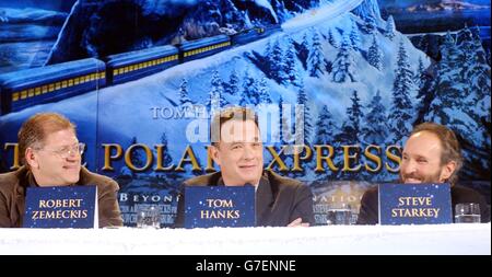 Der amerikanische Schauspieler Tom Hanks (Mitte) mit Produzent Steve Starkey (rechts) und Regisseur Robert Zemeckis während einer Pressekonferenz zu ihrem neuesten Film The Polar Express, der im Dorchester Hotel im Zentrum von London stattfand. Stockfoto