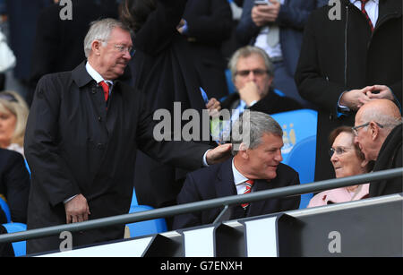 Fußball - Barclays Premier League - Manchester City / Manchester United - Etihad Stadium. Sir Alex Ferguson an den Ständen mit dem ehemaligen CEO David Gill, Sir Bobby Charlton und seiner Frau Norma Stockfoto