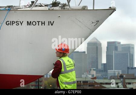 Gipsy Moth IV wird von seinem Dock in Greenwich im Zentrum Londons gehoben. Gipsy Moth IV das erste Segelboot, das eine einzige Weltumrundung aus einer Hand absolviert hat, wird von seinem Londoner Zuhause transportiert und in seinen früheren Glanz renoviert. Im Alter von 64 Jahren war Sir Francis Chichester der berühmte erste, der zwischen August 1966 und Mai 1967 die Weltumrundung an Bord der Gipsy Moth IV vollbrachte. Stockfoto