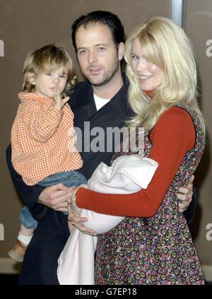 Model Claudia Schiffer mit ihrem Mann Matthew Vaughn, dem neuen Baby Clementine und dem Sohn Casper vor dem Portland Hospital in London. Stockfoto