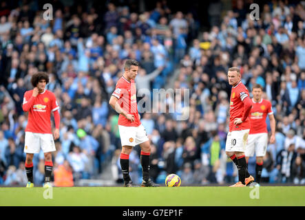 Wayne Rooney von Manchester United (rechts) und Robin van Persie von Manchester United warten auf den Start, nachdem Sergio Aguero von Manchester City (nicht im Bild) beim Barclays Premier League-Spiel im Etihad Stadium in Manchester das erste Tor des Spiels seiner Seite erzielt hat. DRÜCKEN Sie VERBANDSFOTO. Bilddatum: Sonntag, 2. November 2014. Siehe PA Geschichte FUSSBALL man City. Das Foto sollte Martin Rickett/PA Wire lauten. . . Stockfoto