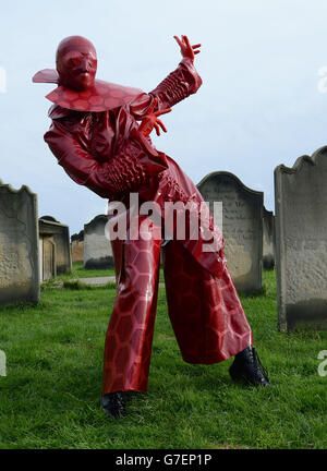 „Catasta“ mit einem hexus-Latexkostüm posiert auf dem Gelände der St. Mary's Church während des Whitby Goth Weekend in North Yorkshire. Stockfoto