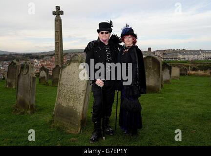 Raven und Pixie Frey aus Hull stehen auf dem Gelände der St. Mary's Church während des Whitby Goth Weekend in North Yorkshire. Stockfoto