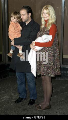 Model Claudia Schiffer mit ihrem Mann Matthew Vaughn, dem neuen Baby Clementine und dem Sohn Casper vor dem Portland Hospital in London. Stockfoto