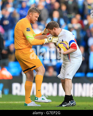 Fußball - Barclays Premier League - Manchester City / Manchester United - Etihad Stadium. Andrew Flintoff und James Corden nehmen in der Halbzeit an einer A League ihrer eigenen Herausforderung Teil Stockfoto