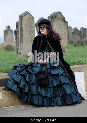 Barbara Morland aus Ripon liegt auf dem Gelände der St. Mary's Church während des Whitby Goth Weekend in North Yorkshire. Stockfoto