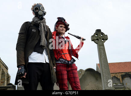 Charles Watts und Daryl Young stehen auf dem Gelände der St. Mary's Church während des Whitby Goth Weekends in North Yorkshire. Stockfoto