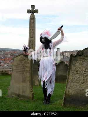 Laura Keeney aus Darlington steht auf dem Gelände der St Mary's Church während des Whitby Goth Weekend, North Yorkshire. Stockfoto