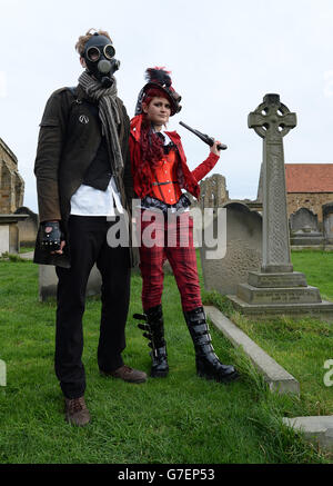 Charles Watts und Daryl Young stehen auf dem Gelände der St. Mary's Church während des Whitby Goth Weekends in North Yorkshire. Stockfoto