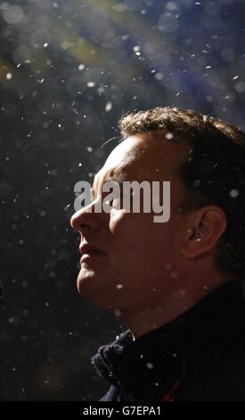 Der Star des Films Tom Hanks kommt durch eine „Winter Wonderland“-Szene zur britischen Premiere von Polar Express im Vue Leicester Square im Zentrum von London. 17/11/2004 Bild: Yui Mok/PA Fotos Stockfoto