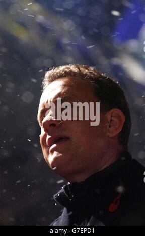 Der Star des Films Tom Hanks kommt zur britischen Premiere von Polar Express im Vue Leicester Square im Zentrum von London. Stockfoto
