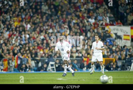 Die Engländerin Shaun Wright Phillips in Aktion während ihres Internationalen Freundschaftsspiel gegen Spanien im Bernabeu-Stadion in Madrid. Sportminister Richard Caborn forderte am Donnerstag, den 18. November 2004, Maßnahmen, nachdem die schwarzen Fußballspieler Englands in der zweiten Nacht in Folge rassistischen Beschimpfungen ausgesetzt waren, als die Nationalmannschaft gegen Spanien ein Freundschaftsspieler spielte. Caborn verurteilte gestern Abend das rassische Chanten gegen Ashley Cole und Shaun Wright-Phillips und sagte, er werde später heute an seinen spanischen Amtskollegen schreiben. . Stockfoto