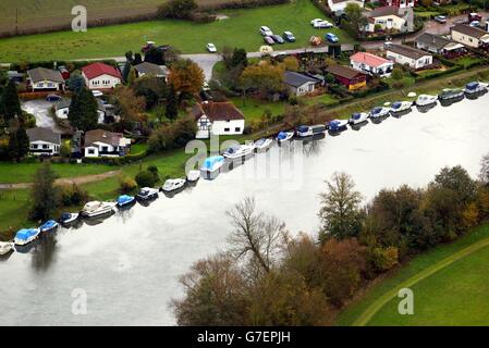 Eine Luftaufnahme von Booten auf der Themse in der Nähe von Henley Stockfoto