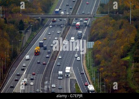 Eine Luftaufnahme der Autobahn M25. Stockfoto