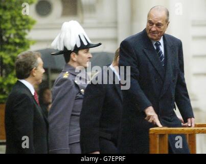 Der französische Präsident Jacques Chirac (rechts) spricht und zeigt sich mit Gesten gegenüber dem britischen Premierminister Tony Blair (links), als er auf das Podest im Innenhof des Foreign and Commonwealth Office im Zentrum Londons klettert, bevor er zu zwei Stunden in die Downing Street Nr. 10 übergeht. Stockfoto