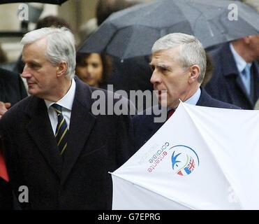 Der britische Außenminister Jack Straw (rechts) faltet seinen Regenschirm der Entente Cordiale, während er mit seinem französischen Amtskollegen Michel Barnier im Innenhof des Foreign and Commonwealth Office im Zentrum von London spaziert. Präsident Chirac wird in der Downing Street Nr. 10 Gespräche mit dem britischen Premierminister Tony Blair führen. Stockfoto