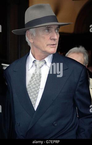 Schauspieler Terence Stamp nach der Teilnahme an der Gedenkfeier von Sir Peter Ustinov, die in der St-Martin-in-the-Fields-Kirche, Trafalgar Square, im Zentrum von London, stattfand. Stockfoto