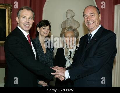 Der britische Premierminister Tony Blair (L) schüttelt die Hände mit dem französischen Präsidenten Jacques Chirac (R), während ihre Ehefrauen Cherie Blair (2. L) und Bernadette Chirac vor ihrem Treffen in 10, Downing Street, London, darauf schauen. Chirac begann einen zweitägigen Besuch in London am Donnerstag für einen jährlichen englisch-französischen Gipfel. Chirac wird auch an festlichen Veranstaltungen teilnehmen, um das Ende der hundertjährigen Feierlichkeiten der Entente Cordiale zu markieren, dem Akt der Freundschaft, der das Bündnis zwischen Großbritannien und Frankreich durch zwei Weltkriege besiegelte. Stockfoto